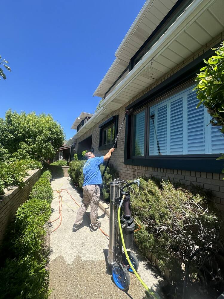 Nice Glass professional window washer Utah