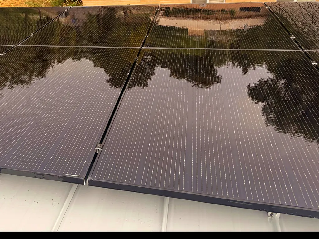 Mirror-clean solar panels after a pure-water cleaning